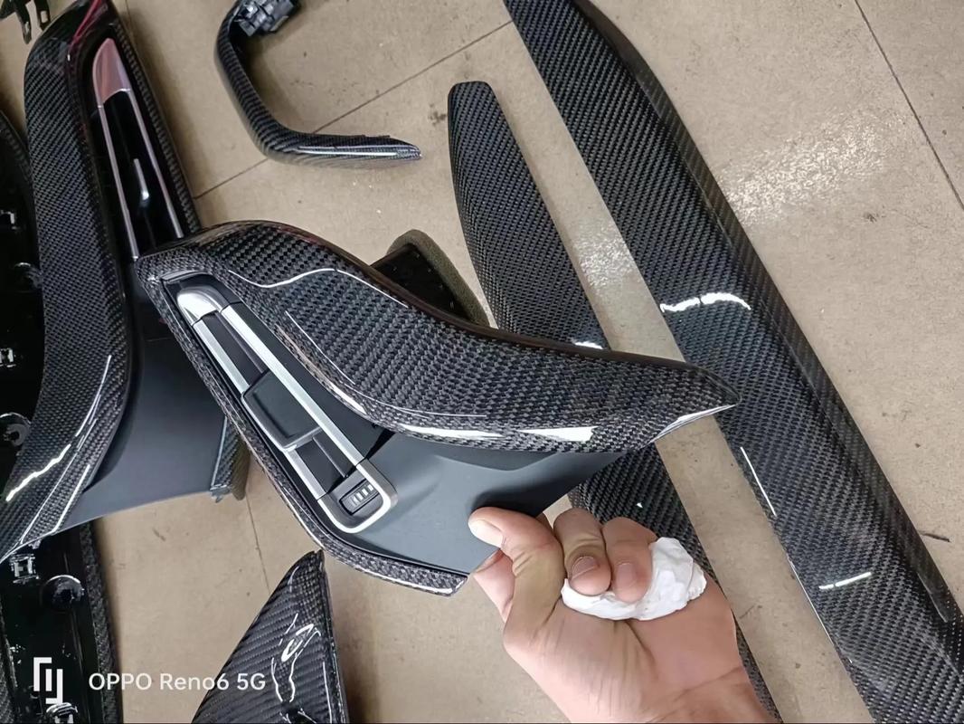 寶馬i8內飾件升級碳纖維 科技感與輕量化的完美融合